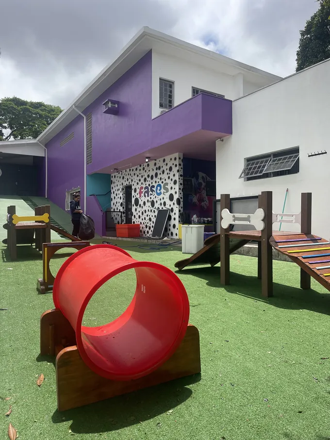 A casa da Fases, roxa e branca, vista do parque