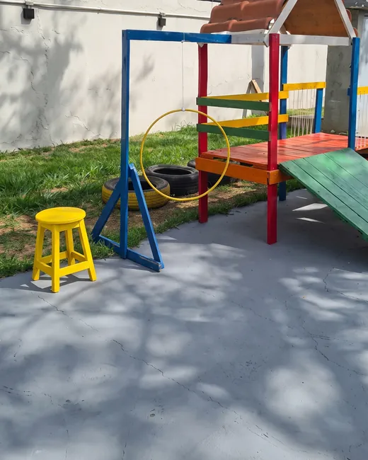Pátio com o agility e a grama