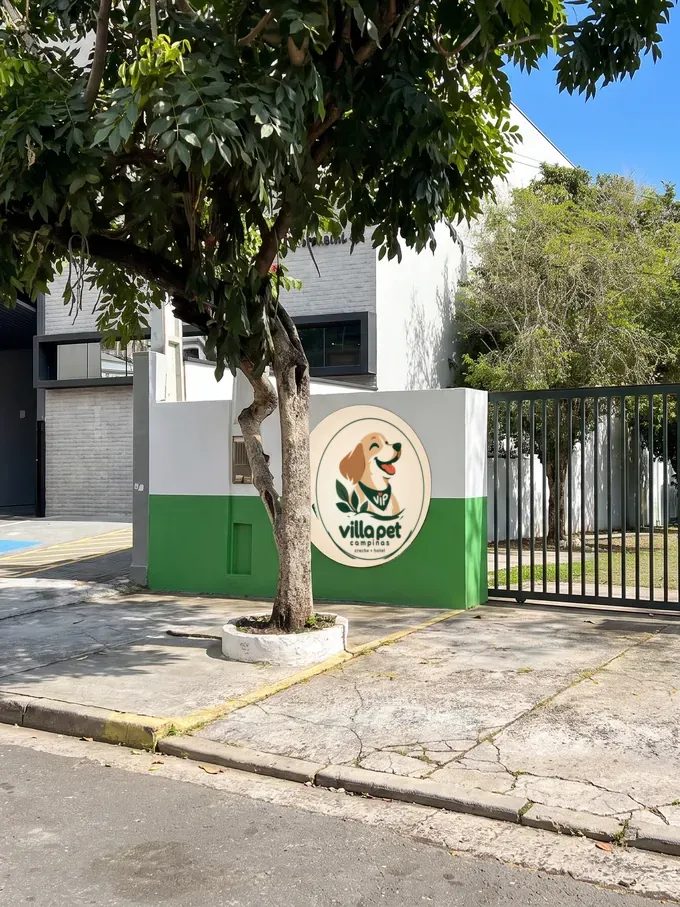 Fachada da Villa Pet com o letreiro novo